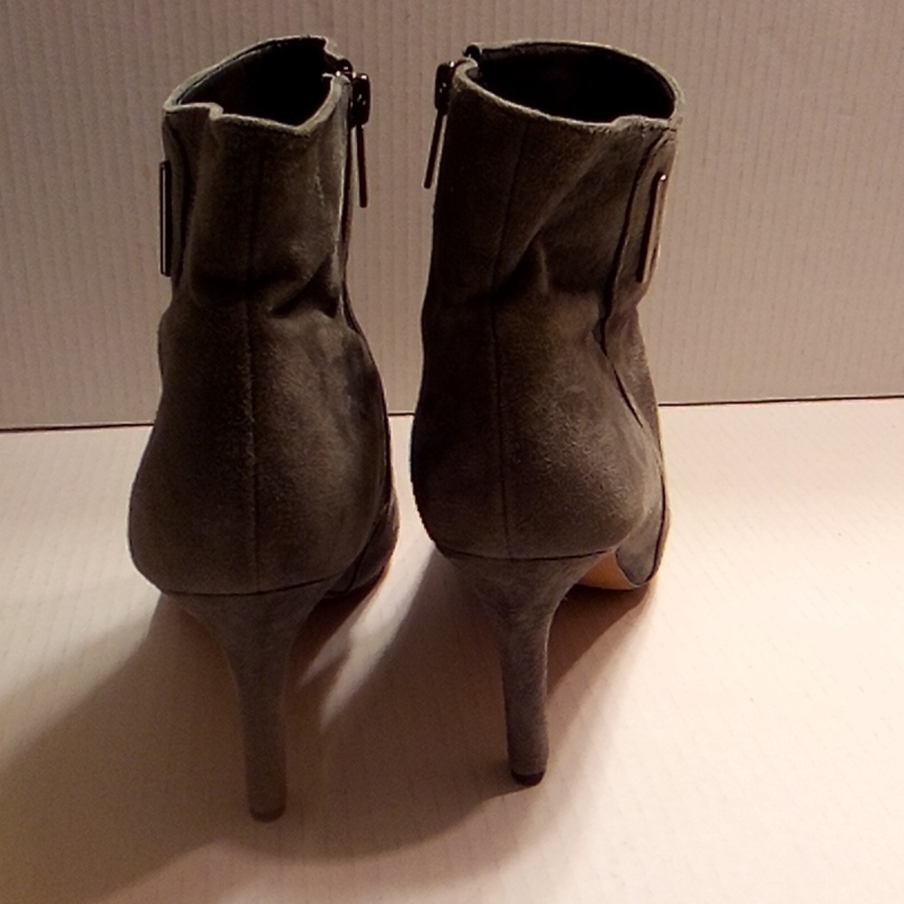 VINCE CAMUTO Women's Suede Ankle Boots - Gray THE BOOT ARE PEELED SOME INSIDE - Picture 5 of 9